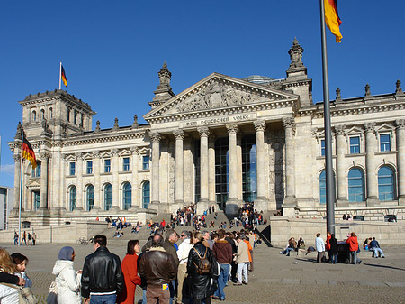 Touristen am Reichstag - Berlin (Berlin)