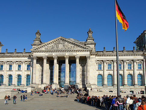 Touristen am Reichstag - Berlin (Berlin)