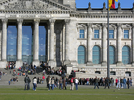 Touristen am Reichstag - Berlin (Berlin)