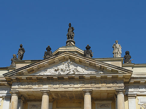 Statuen auf dem Tor
