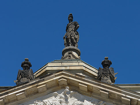 Statuen auf dem Tor Fotos