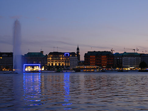 Fontäne auf der Binnenalster - Hamburg (Hamburg)